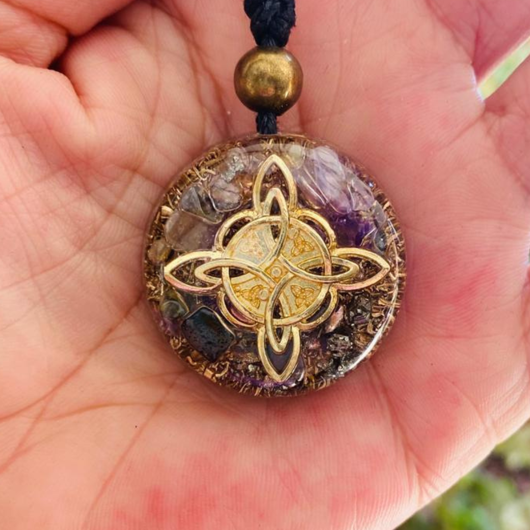 Collar Nudo de Bruja Orgon con Cristales Naturales