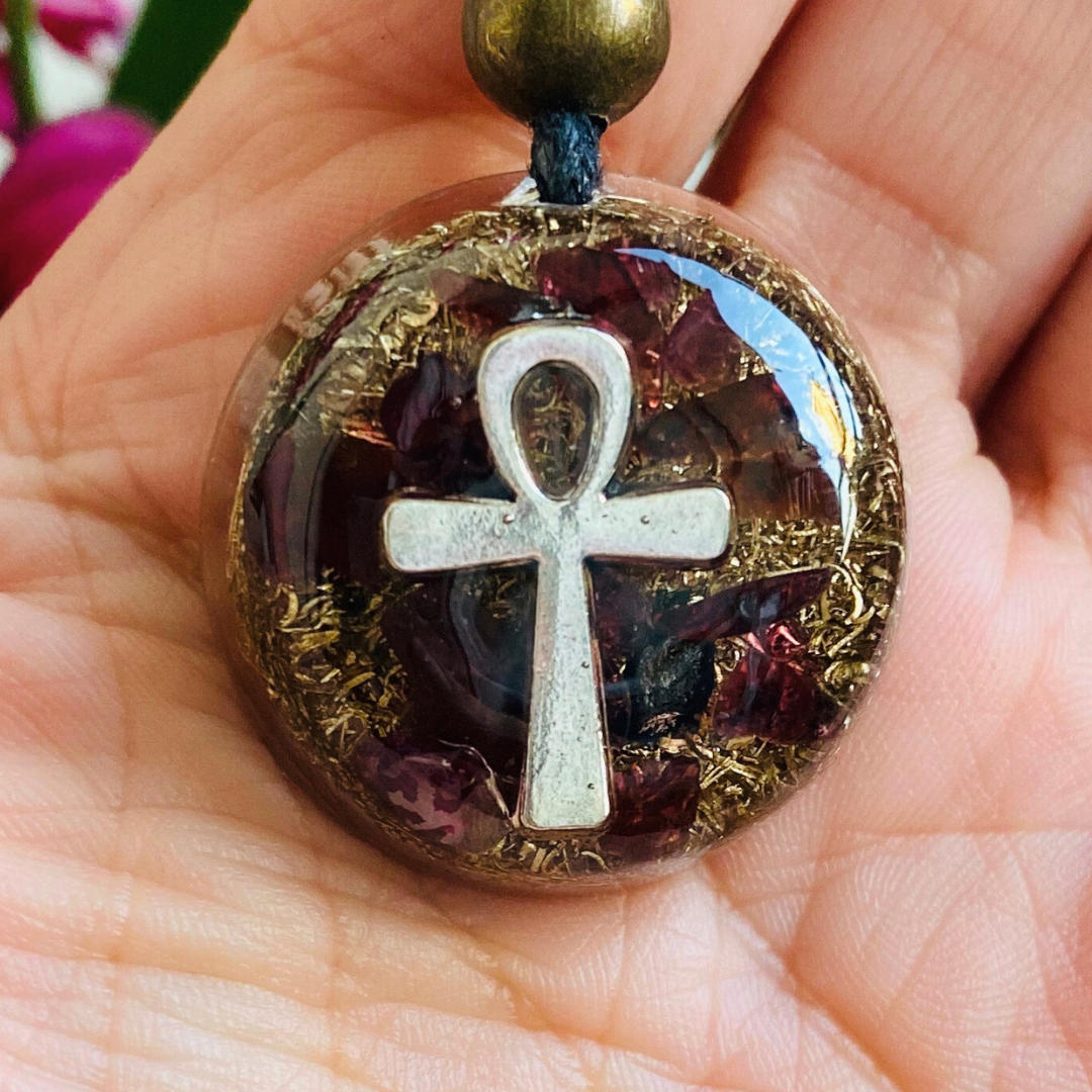 Collar Orgon Cruz Egipcia (Ankh) con Granate