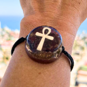 Pulsera Orgon Cruz Egipcia (Ankh) con Granate – Ajustable