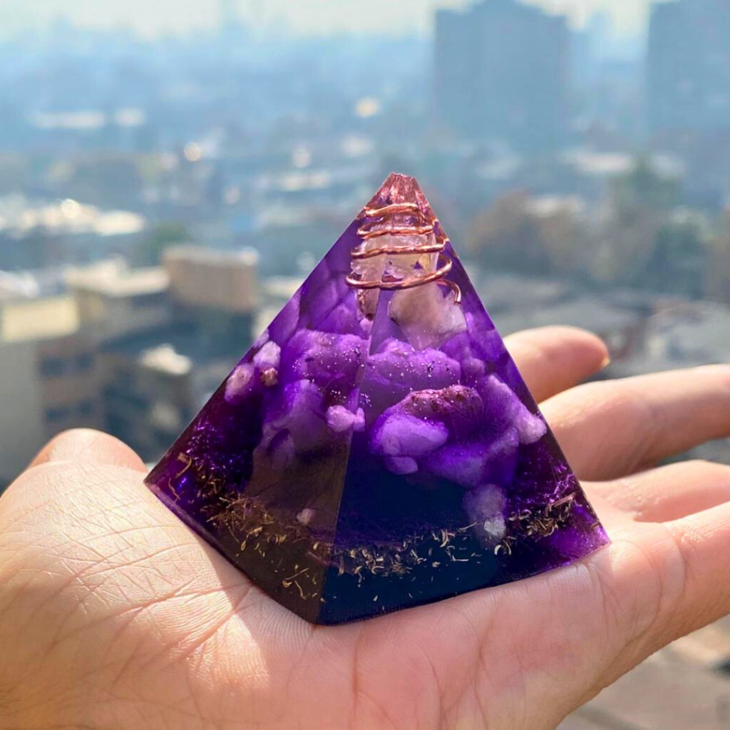 Pirámide de Orgon Violeta con Cuarzo