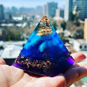Piramide de Orgon azul con violeta