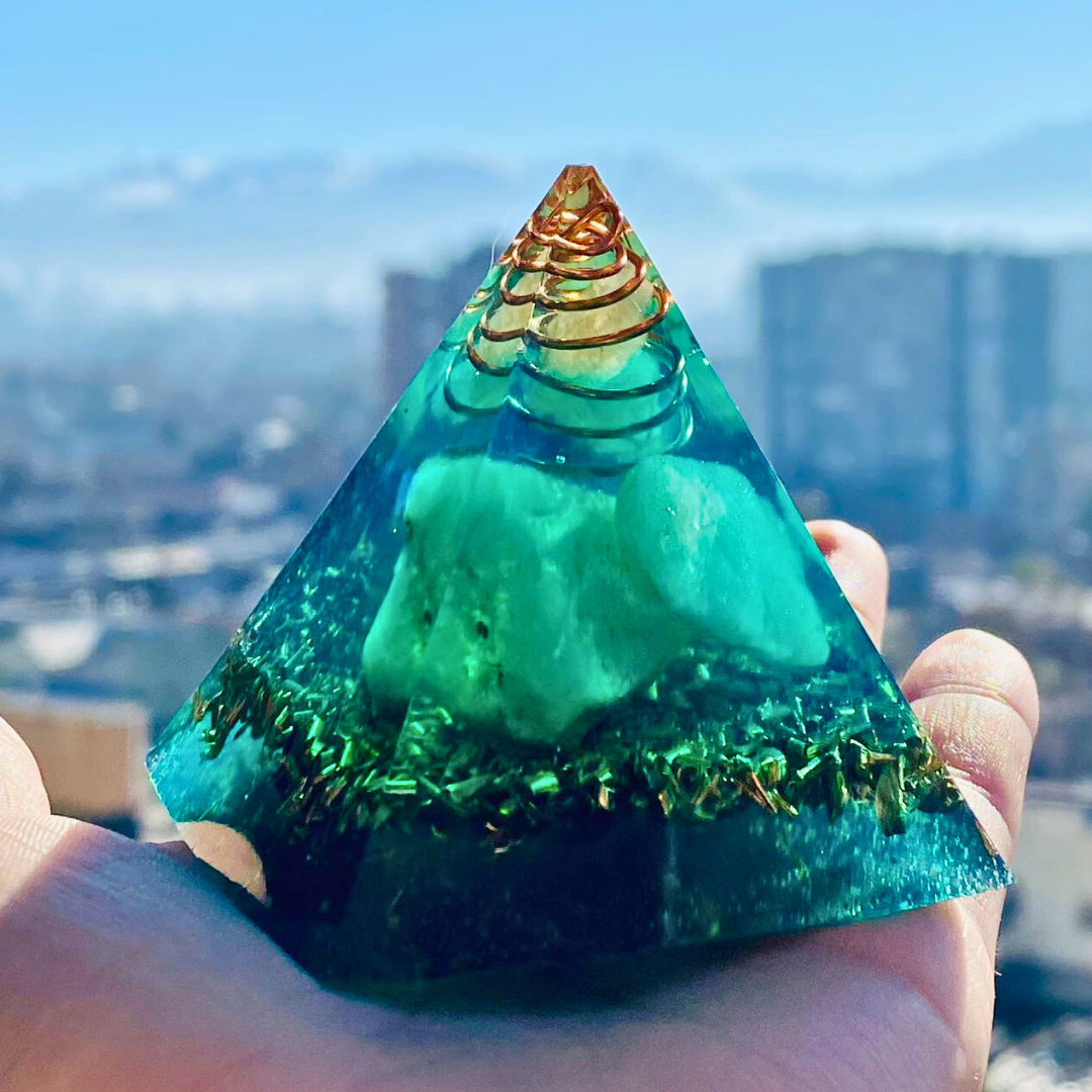 Piramide orgon verde con cuarzos