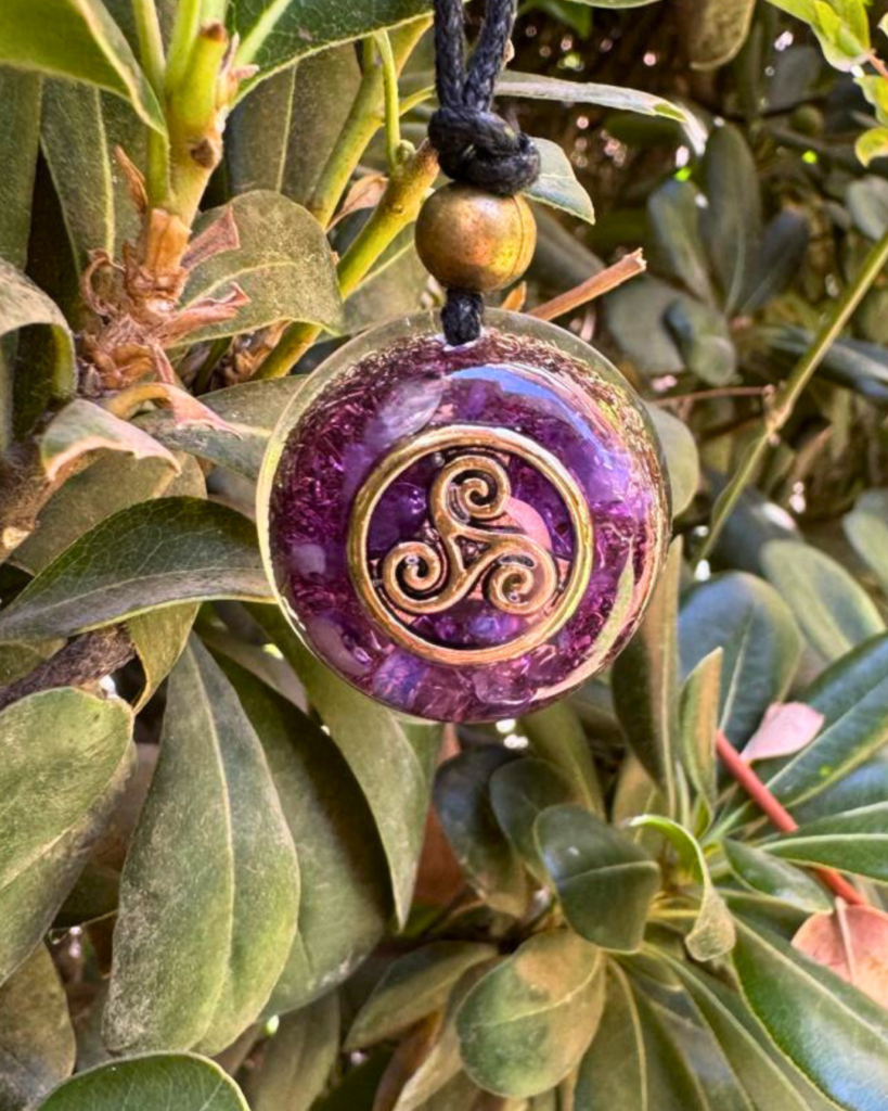 Collar Orgon Trisquel en Tono Violeta