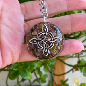 llavero orgon nudo de bruja plateado